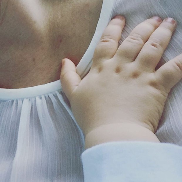 Paula Braum mostra mãozinha do filho (Foto: Reprodução/Instagram)