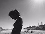 Sorridente, Yanna Lavigne mostra barriga de grávida em clique na praia