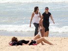 Patrícia Poeta mostra disposição em série de exercícios na praia do Leblon