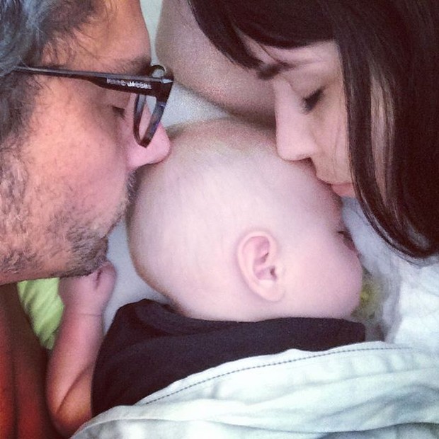 Alexandre Nero em foto fofíssima com a mulher, Karen Brustollin, e o filho (Foto: Instagram/Reprodução)