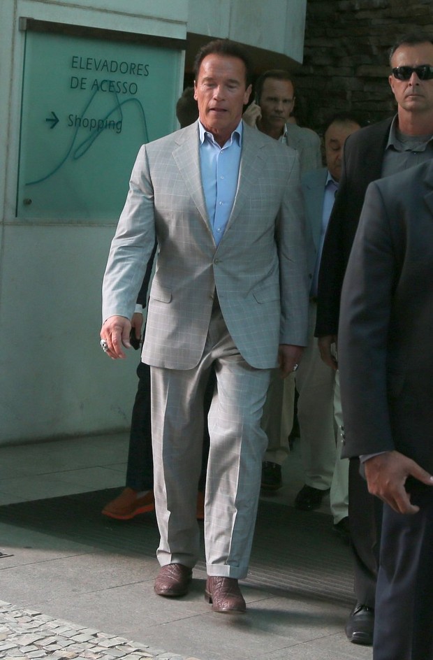 Arnold Schwarzenegger saindo do shopping Leblon, RJ (Foto: André Freitas / AgNews)