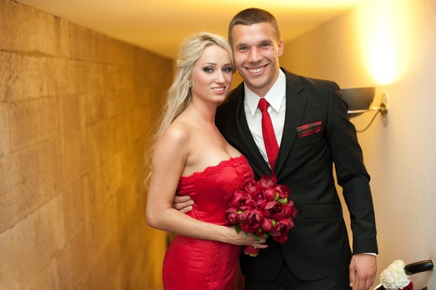 Monika e Podolski em seu casamento (Foto: Reprodução/Facebook)