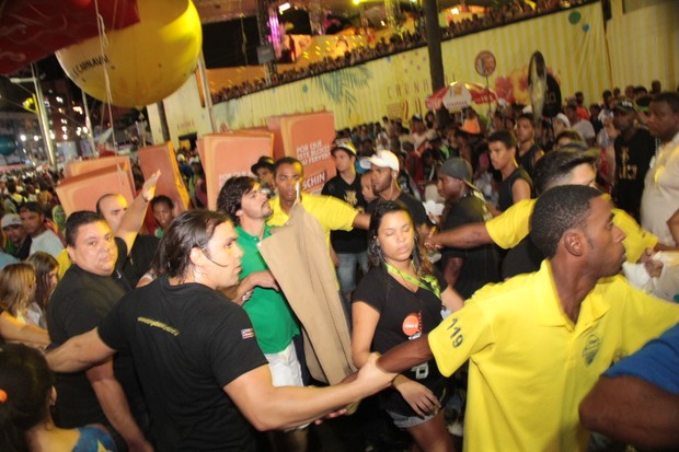 Paula Fernandes chega escoltada em Salvador (Foto: Derick Abreu/ Ag. News)