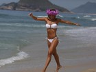 Dany Bananinha mostra o corpão, aos 39 anos, em foto na praia