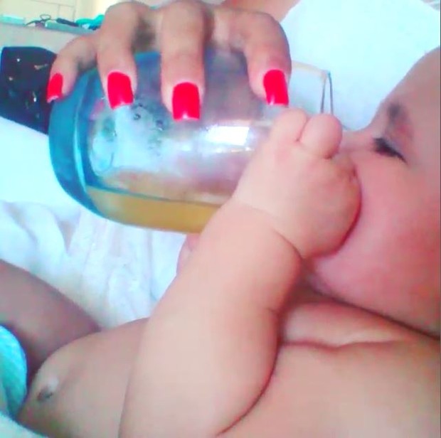 Filhos de Priscila Pires, Pietro, tomando suquinho (Foto: Instagram / Reprodução)