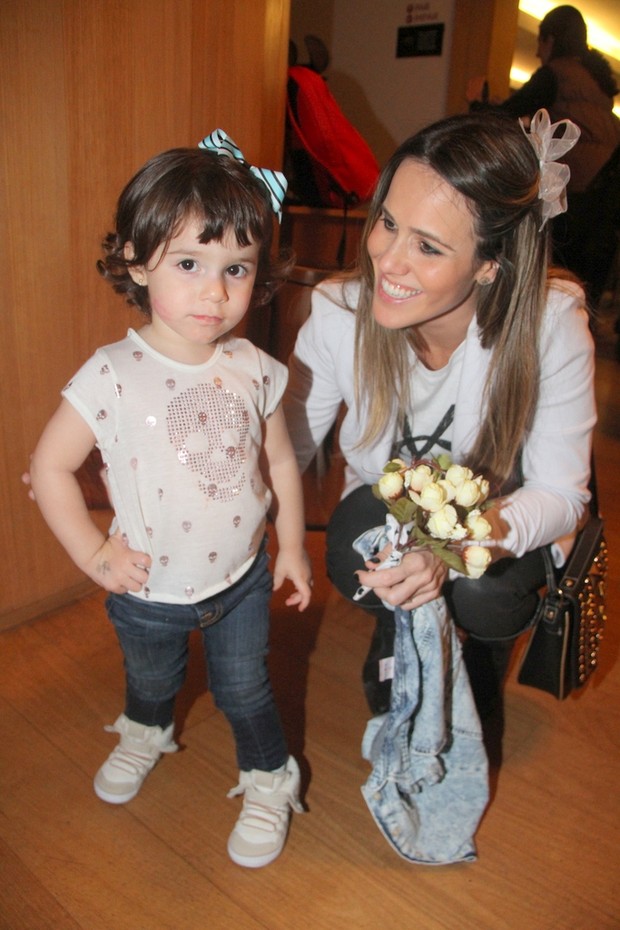 Fernanda Pontes com a filha (Foto: DANIEL DELMIRO / Agnews)