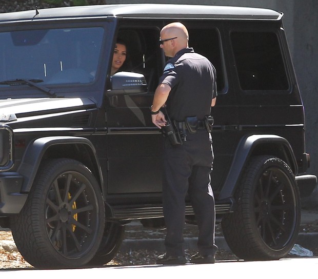 Kim Kardashian é abordada por um policial em Los Angeles, nos Estados Unidos (Foto: X17/ Agência)