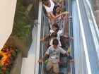 Márcio Garcia passeia com os filhos em shopping do Rio