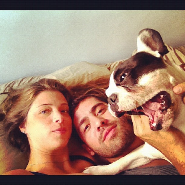 Yuri, ex-bbb, com namorada e cachorro (Foto: Instagram / Reprodução)