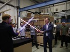Príncipes William e Harry visitam estúdios de gravação de Star Wars