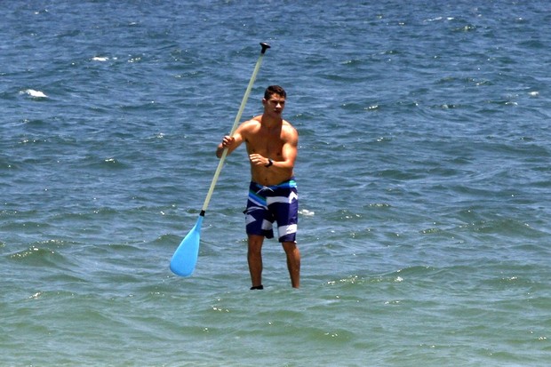 José Loreto praticando stand up paddle  (Foto: Marcos Ferreira / FotoRioNews)