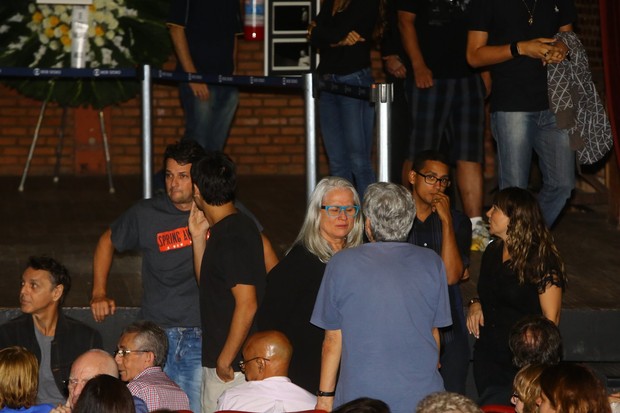Marcelo Serrado, Vera Holtz e outros famosos se emocionam na despedida a José Wilker (Foto: Marcello Sá Barretto / AgNews)