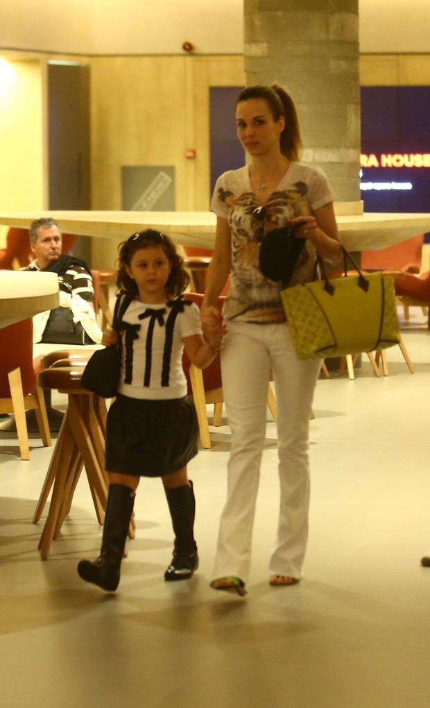 Ana Furtado leva a filha mais velha ao cinema (Foto: Marcello Sá Barretto / AgNews)