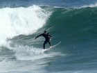 Cauã Reymond dá show de surfe no Rio