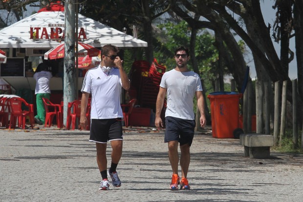Sandro Pedrosa e amigo caminham na orla (Foto: Wallace Barbosa/AgNews)