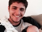 Bruno Gissoni posa com o sobrinho bebê: 'Dia de treinamento'