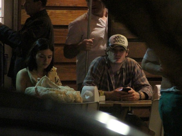 Isis Valverde com o namorado, Tom Rezende, em restaurante na Zona Oeste do Rio (Foto: Marcus Pavão/ Ag. News)
