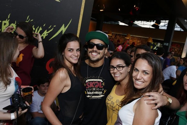 Caio Castro com fãs (Foto: Felipe Panfili/Ag.News)