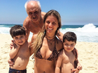 Angela Sousa curte dia de sol em praia no Rio com a família 