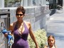 Grávida, Halle Berry passeia com a filha no Dia das Mães