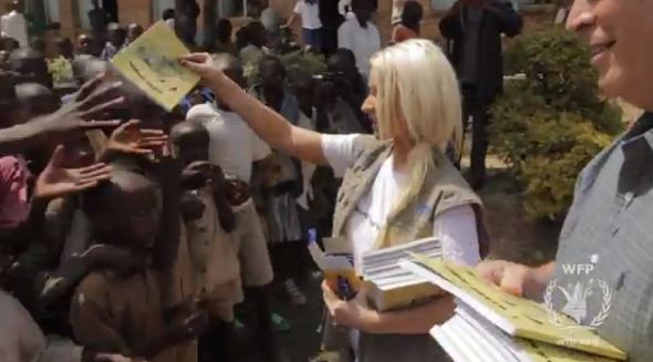 Christina Aguilera em Rwanda (Foto: Reprodução / Youtube)