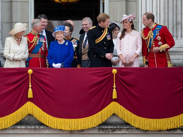 Kate Middleton com a família real britânica na sacada do palácio de Buckingham (Foto: Reuters / Agência)