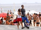 Domingo em família: Ricardo Pereira passeia na praia com mulher e filho
