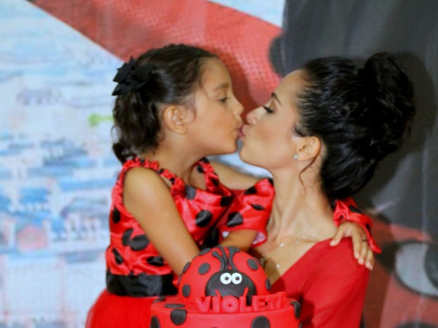 Maytê Piragibe e a filha, Violeta, em festa no Rio (Foto: Daniel Delmiro/ Ag. News)