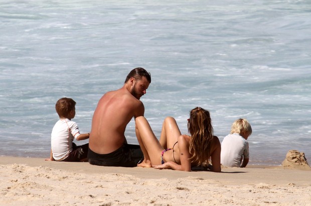 Fernanda Lima e Rodrigo Hilbert com os filhos na praia do Leblon, RJ (Foto: Wallace Barbosa/AgNews)