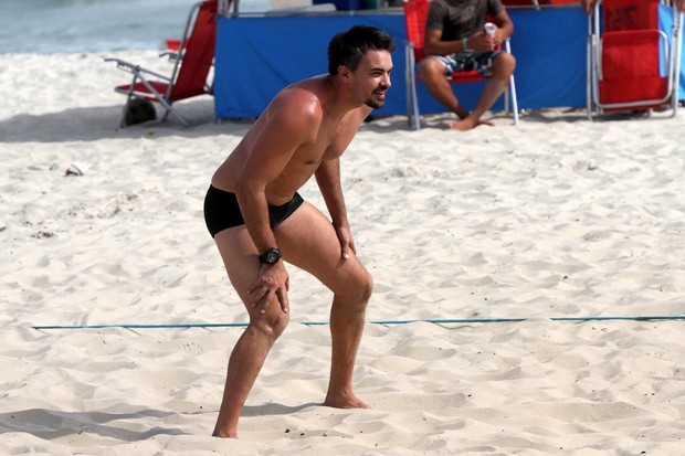 Márcio Kieling na praia (Foto: Marcos Ferreira / Foto Rio News)