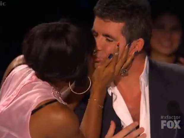 Kelly Rowland beija Simon Cowell no &#39;The X Factor&#39; (Foto: Youtube/ Reprodução)