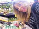 Ticiane Pinheiro faz selfie no mercado: 'Dona de casa'