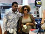 Grávida, Taís Araújo tira foto com fã em aeroporto