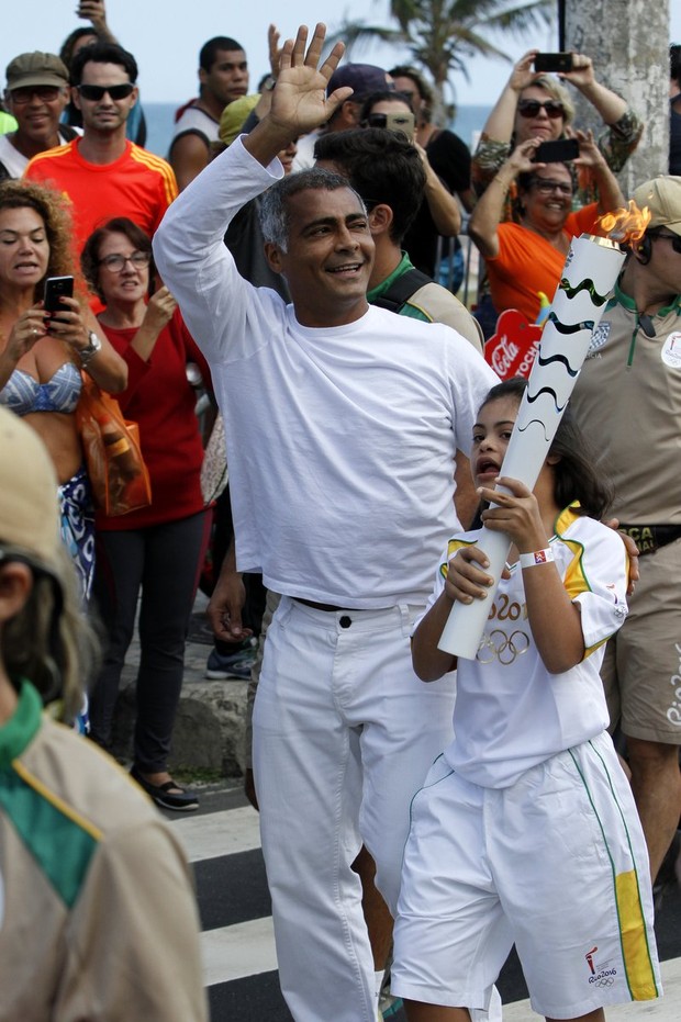Romário com a filha, Ivy, conduzindo a tocha olímpica no Rio (Foto: Rafael Cusato/Brazil News)