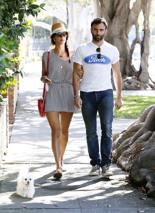 X17 - Alessandra Ambrósio com o marido, Jamie Mazur, em Los Angeles, nos Estados Unidos (Foto: X17online/ Agência)
