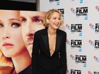 Jennifer Lawrence capricha no decote para lançar filme em Londres