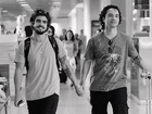 Caio Castro brinca em foto de mãos dadas com Marco Luque: 'Estou feliz'