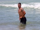 Rodrigo Hilbert leva filhos a praia e joga vôlei no Rio