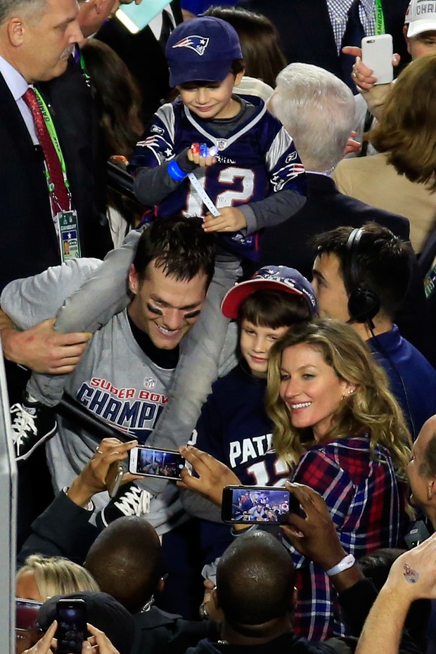 Tom Brady com Gisele Bündchen e o filho Benjamin no Super Bowl em Glendale, no Arizona, nos Estados Unidos (Foto: Jamie Squire/ Getty Images/ AFP)