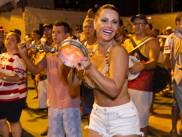 Viviane Araújo em ensaio de rua do Salgueiro na Zona Norte do Rio (Foto: Alex Nunes/ Divulgação)