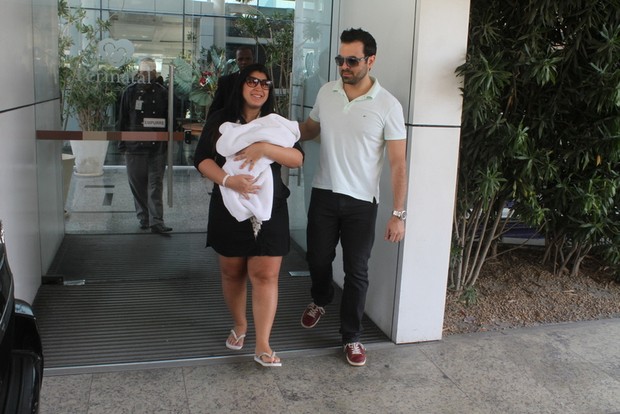 Priscila Pires saindo da maternidade (Foto: Fabio Martins/Foto Rio News)
