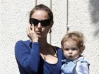 Ele está cabeludinho! Natalie Portman passeia com o filho Aleph 
