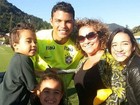 Família de Ronaldo Fenômeno visita a seleção na Granja Comary