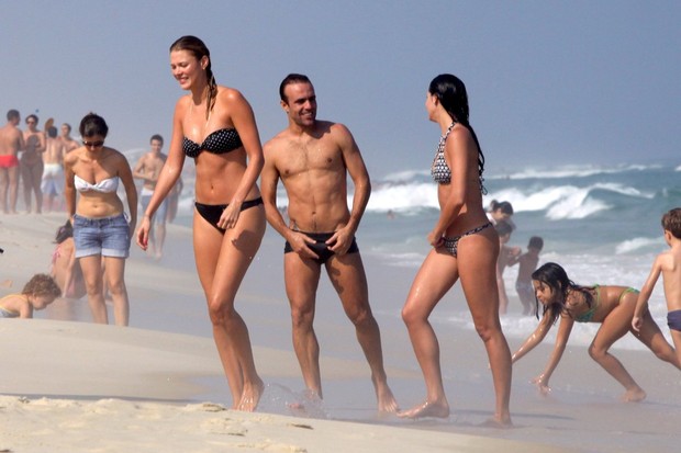 Roger Flores com nova namorada na praia (Foto: Marcos Ferreira / FotoRioNews)