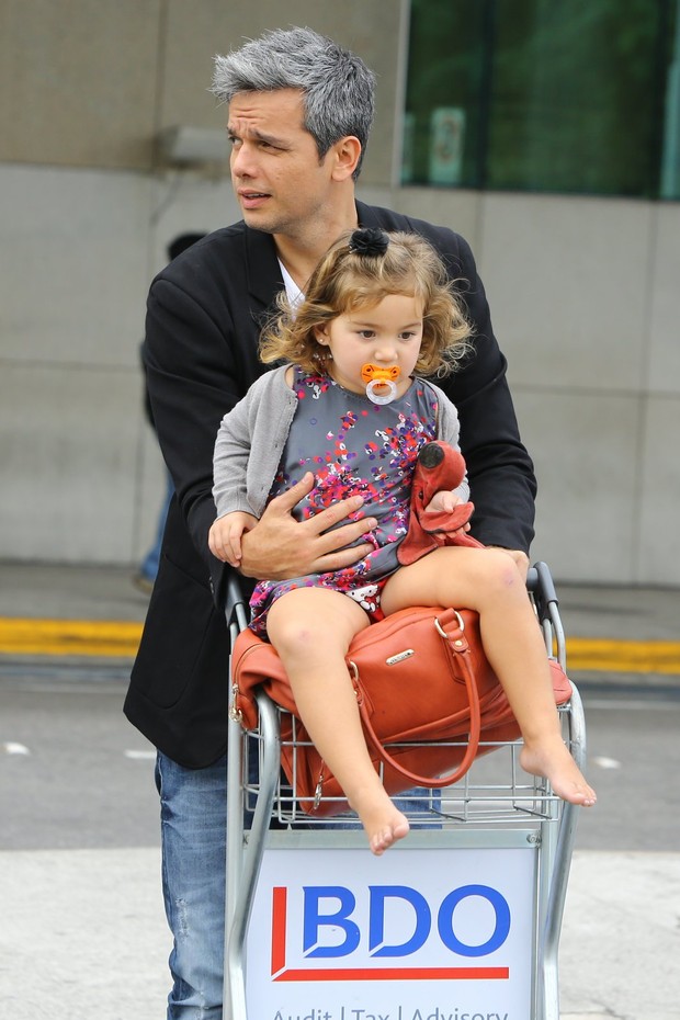 Otaviano Costa com a filha no aeroporto Santos Dumont (Foto: Marcello Sá Barreto / AgNews)