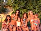 Ana Paula Siebert posa com Rafa Justus e Vera Viel com filhas na piscina