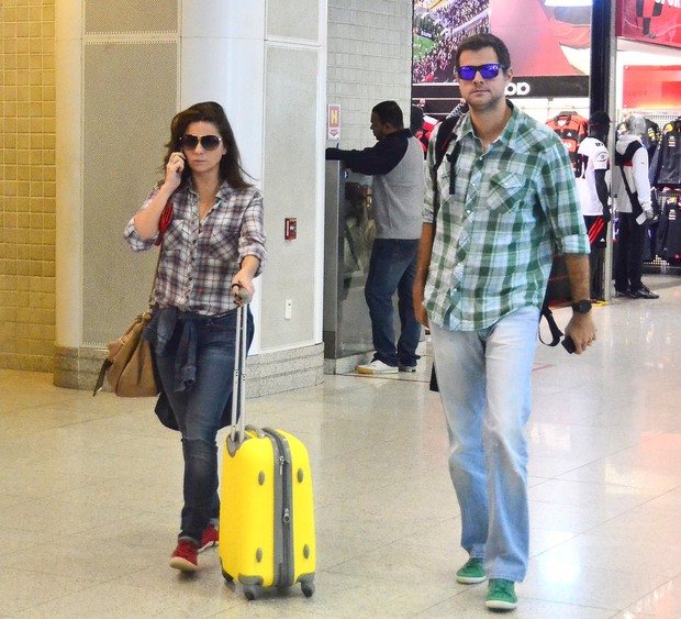 Giovanna Antonelli e marido no aeroporto (Foto: William Oda/AgNewsExclusivo)
