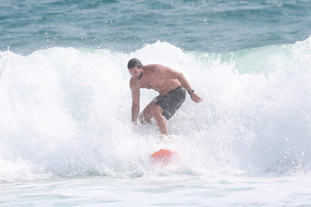 Vladimir Brichta surfa na praia da Barra da Tijuca (Foto: Dilson Silva / Agnews)