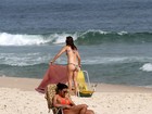 Glenda Kozlowski toma sol na praia de Ipanema