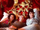 Gianecchini posa na cama com atrizes em bastidores de filmagens